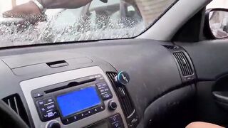 Fa palpare le tette della sua ragazza a lavavetri di colore al semaforo