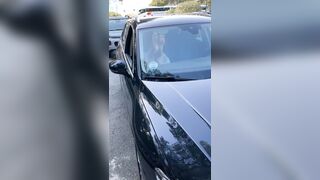 C'è traffico e questa Milf italiana in auto si leva le mutandine