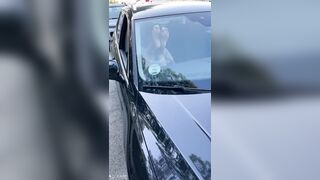 C'è traffico e questa Milf italiana in auto si leva le mutandine