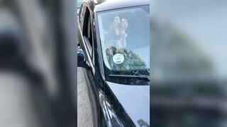 C'è traffico e questa Milf italiana in auto si leva le mutandine