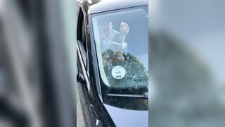 C'è traffico e questa Milf italiana in auto si leva le mutandine