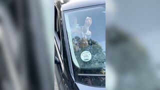 C'è traffico e questa Milf italiana in auto si leva le mutandine