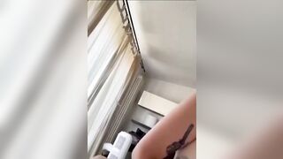 Teen italiana scopa studentessa con strap on davanti all'amica tirandole gli schiaffi