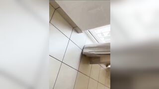 Teen italiana scopa studentessa con strap on davanti all'amica tirandole gli schiaffi