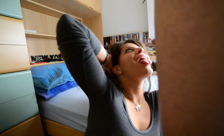 Studentessa italiana ride mentre lui le SBORRA IN FACCIA