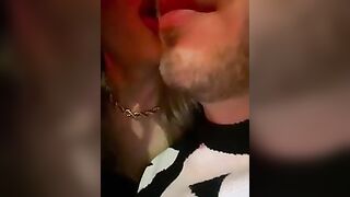 Slinguata con amica travesta che gli fa un segone in auto