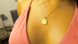 Milf fa una pompa al porta pizze che le sborra sugli occhiali