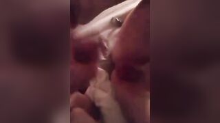 Moglie fa un bocchino al bull mentre parla al telefonino col cornuto