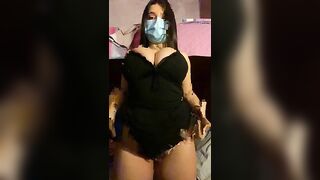 Ragazza italiana con tette naturali enormi