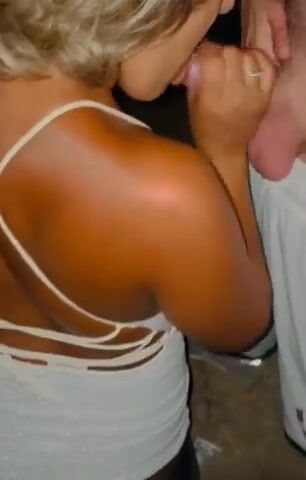 Dogging italiano Moglie troia che spompina singoli all'aperto