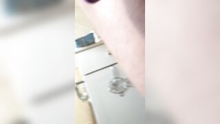 Moglie porca si incula in bagno col dildo