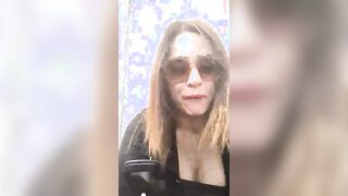 Succhia il cazzo a due operai che le sborrano in faccia cam4