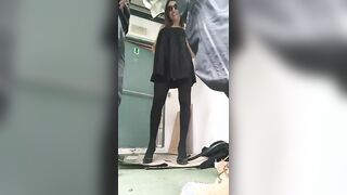 Succhia il cazzo a due operai che le sborrano in faccia cam4