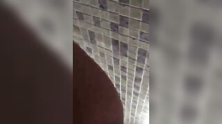 Italiana si masturba in pausa pranzo nel bagno in ufficioo