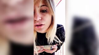 Esibizionista bionda fa la troia sul balcone