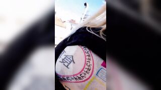 Esibizionista bionda fa la troia sul balcone