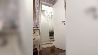 Emanuela Botto sexy strip presentatrice tv che mostra le tettone