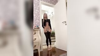 Emanuela Botto sexy strip presentatrice tv che mostra le tettone