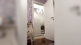 Emanuela Botto sexy strip presentatrice tv che mostra le tettone