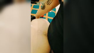 Inculo travesta con strap on davanti a mio marito - TRIO CON TRAVESTITO