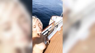 Fica bionda in topless in barca