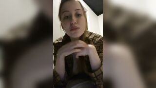 Mi eccita svegliare mio marito ocn un bel pompino - Italiana incinta cam4