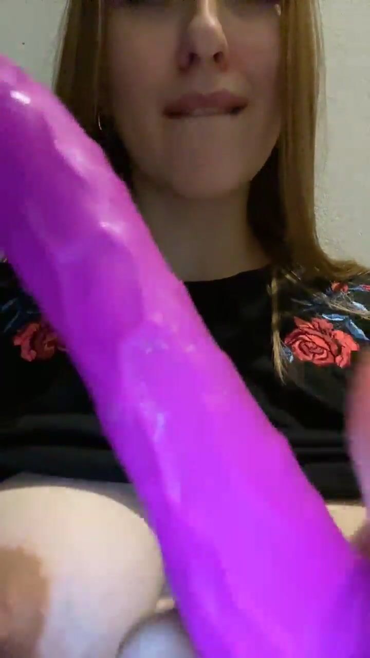 Giovane ragazza incinta si scopa il culo con dildo su cam4