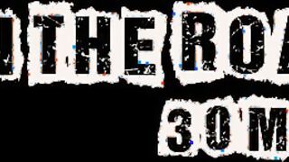 Zoccoletta italiana esibizionista fa la troia in macchina con amico