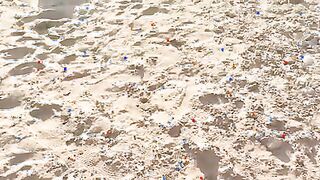 Sega doppia in spiaggia di mia moglie troia