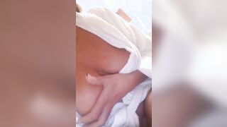 Milf italiana si masturba in accappatoio