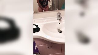 Mia moglie si riprende col cellualre in bagno mentre si masturba