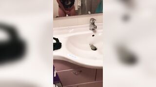 Mia moglie si riprende col cellualre in bagno mentre si masturba