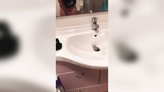 Mia moglie si riprende col cellualre in bagno mentre si masturba