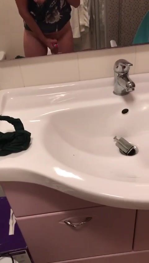 Mia moglie si riprende col cellualre in bagno mentre si masturba