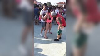 Pompino italiana esibizionista in pubblico durante la fiera