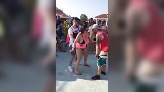 Pompino italiana esibizionista in pubblico durante la fiera