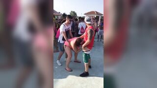 Pompino italiana esibizionista in pubblico durante la fiera