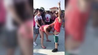 Pompino italiana esibizionista in pubblico durante la fiera