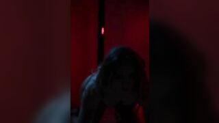 Moglie sexy balla per suo marito al palo eccitandolo