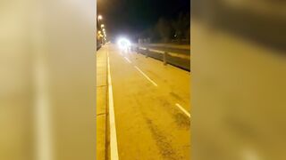 Esibizionista cammina nuda per la città