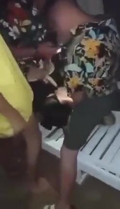 Ragazzi napoletani scopano in gruppo Milf italiana in spiaggia