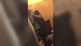 Collega scopata in piedi nel magazzino