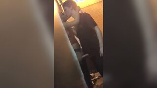 Collega scopata in piedi nel magazzino