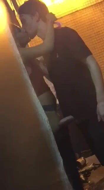 Collega scopata in piedi nel magazzino
