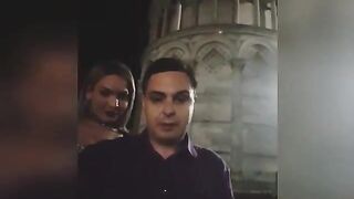 Andrea Diprè si fa succhiare il cazzo sotto la torre di Pisa