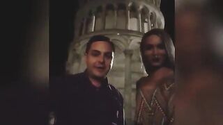 Andrea Diprè si fa succhiare il cazzo sotto la torre di Pisa