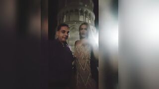 Andrea Diprè si fa succhiare il cazzo sotto la torre di Pisa