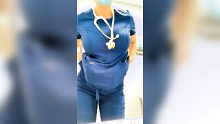 Flash tette infermiera tettona