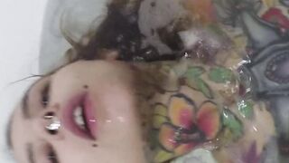 Fishball video nuda nella vasca SUCIDE GIRL ITALIANA PORNO  