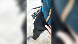 Quattro passi tenendo in mano il suo cazzo e pompa veloce outdoor